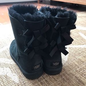 Like NEW Black Bailey bow UGGS